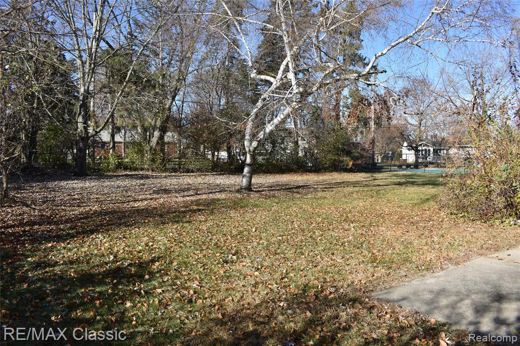 1977 Meadow Ridge Drive Walled Lake, MI 48390 - Photo 3 of 53