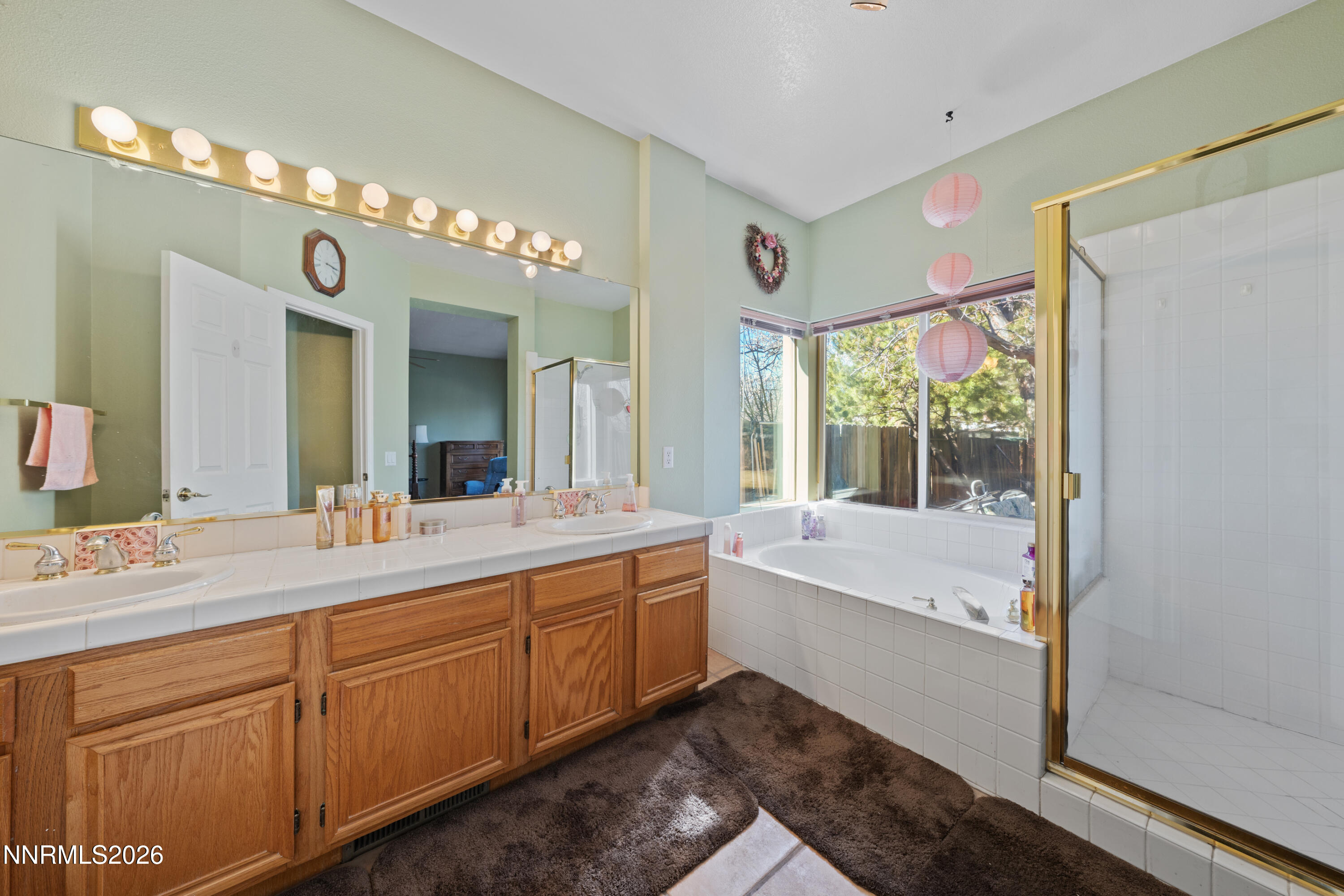 3225 Eaglewood Drive Reno, NV 89502 - Photo 27 of 45 a large bathroom with a large tub sink and mirror