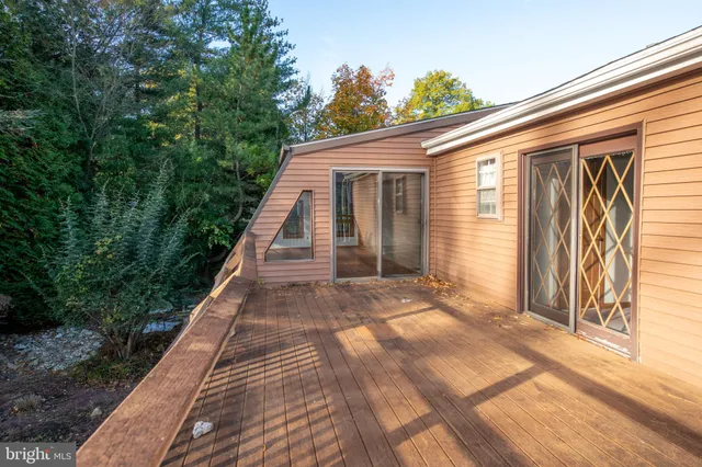 a view of a house with backyard