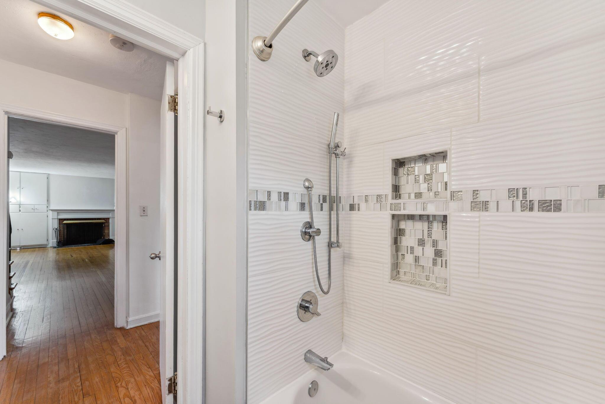 4540 Summit Ridge Road Columbus, OH 43220 - Photo 33 of 65 Main Level Full Bathroom