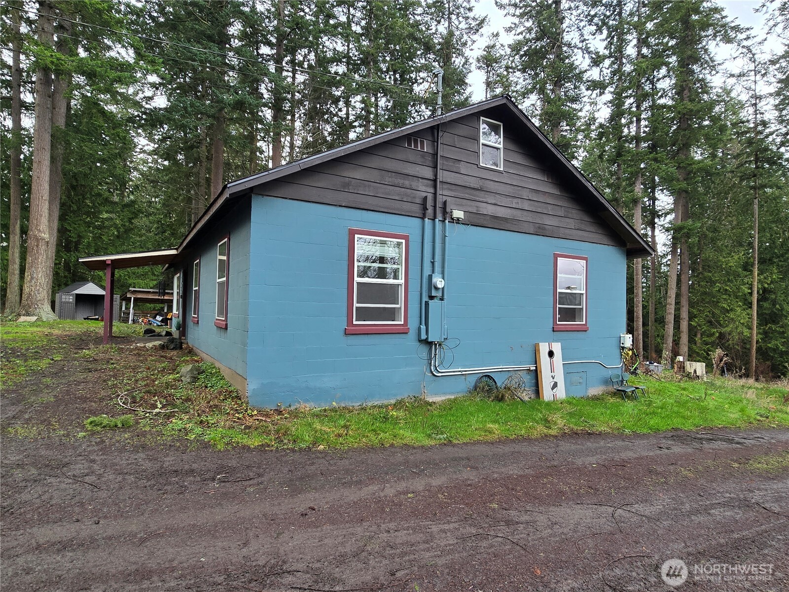 276261 Highway 101 Sequim, WA 98382 - Photo 4 of 33 a front view of house with a garden