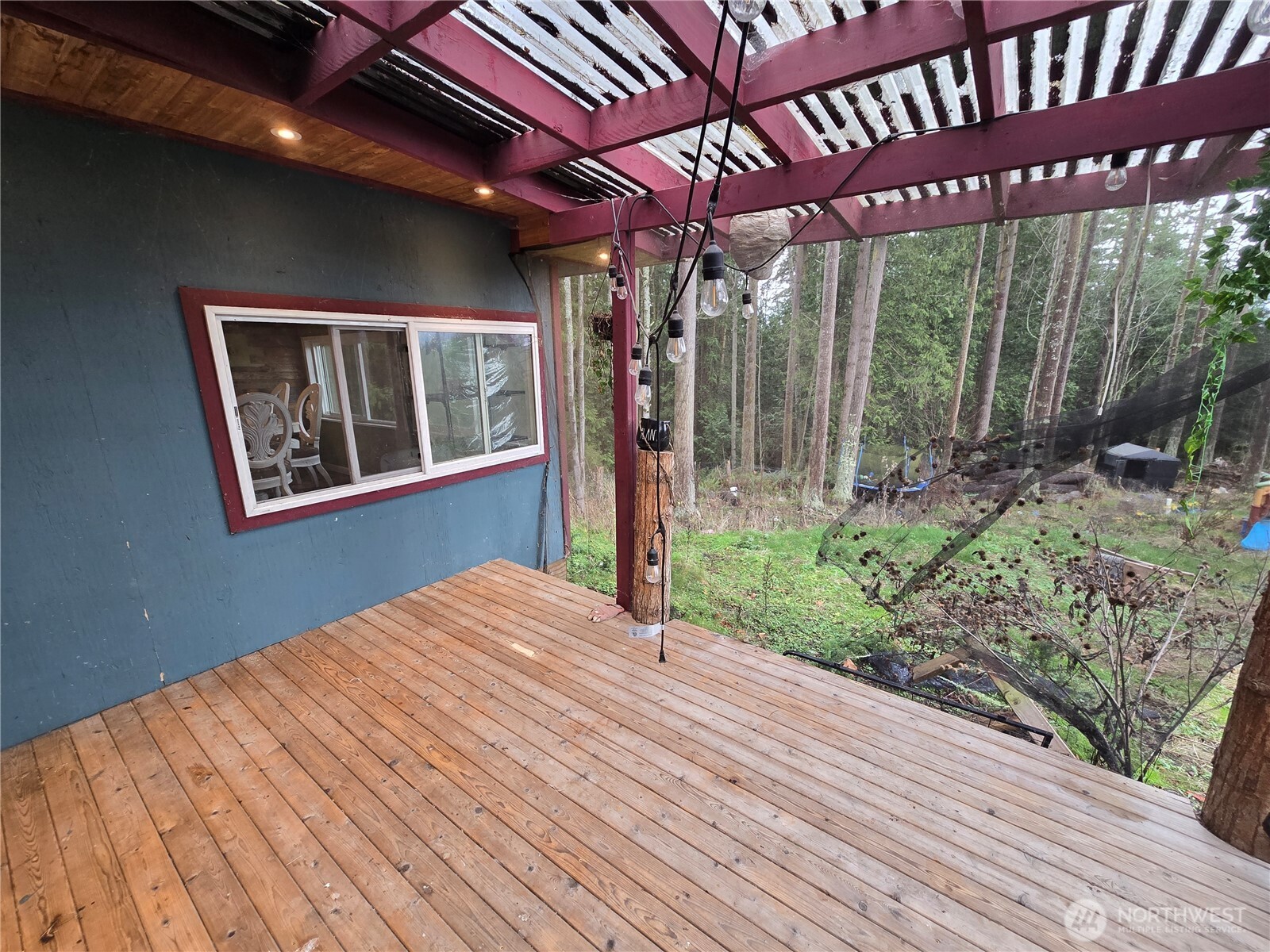 276261 Highway 101 Sequim, WA 98382 - Photo 5 of 33 a front view of a house with garden