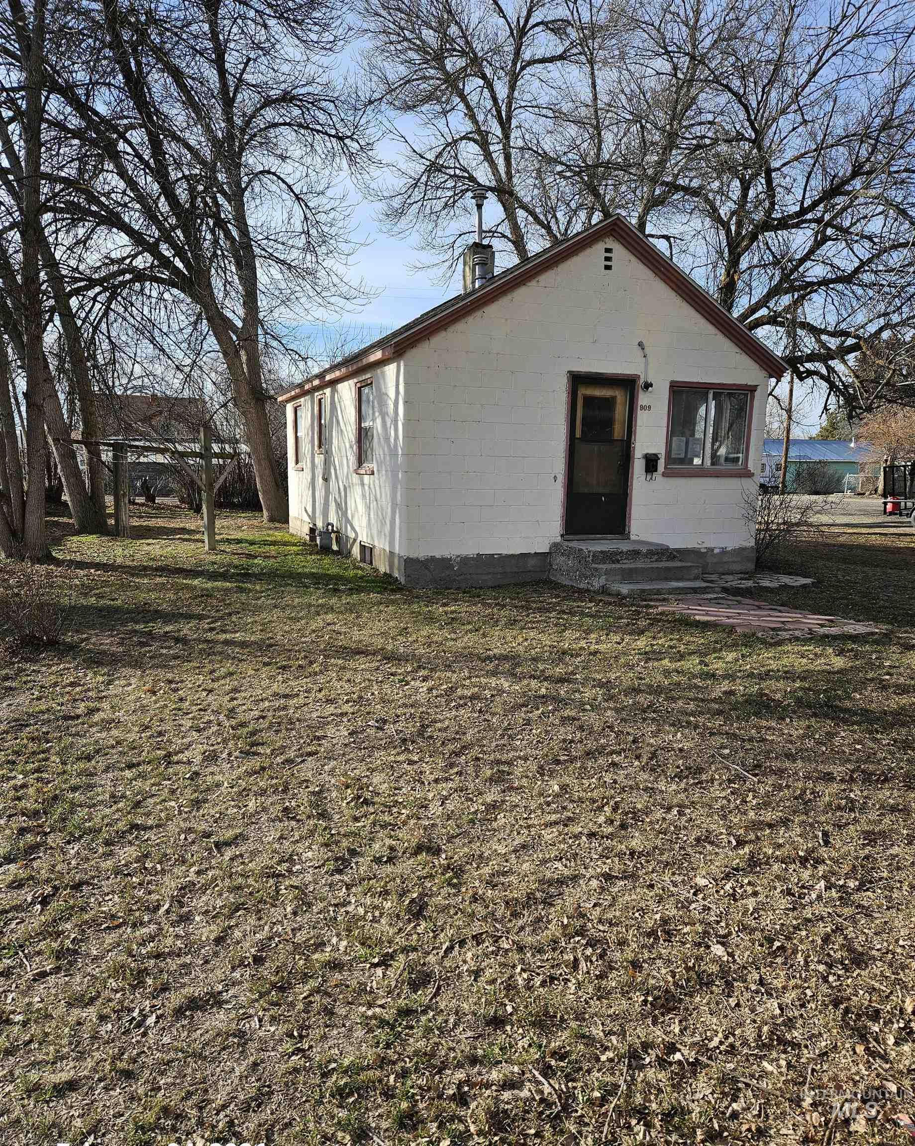 909 Oregon Street Gooding, ID 83330 - Photo 2 of 12