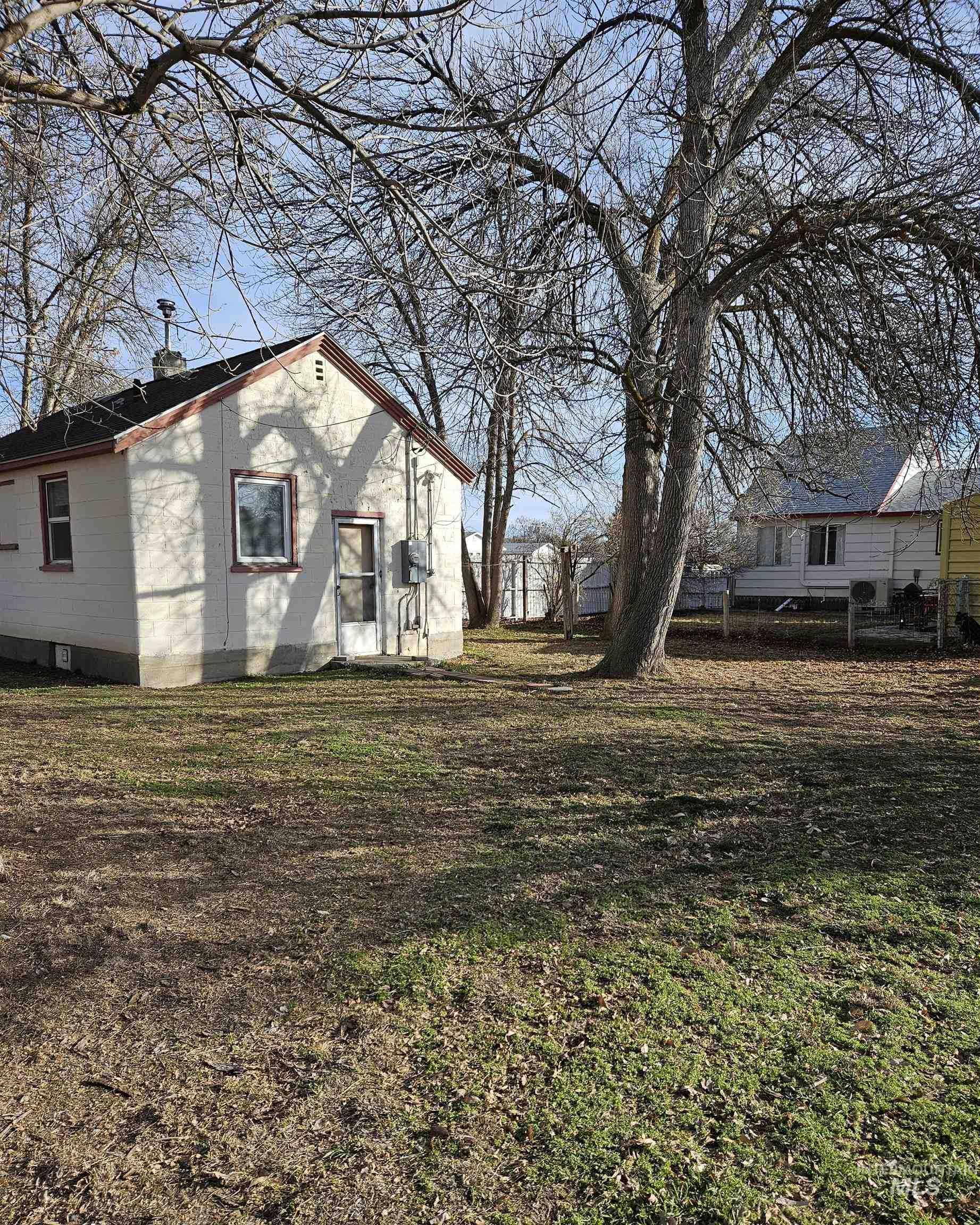 909 Oregon Street Gooding, ID 83330 - Photo 3 of 12