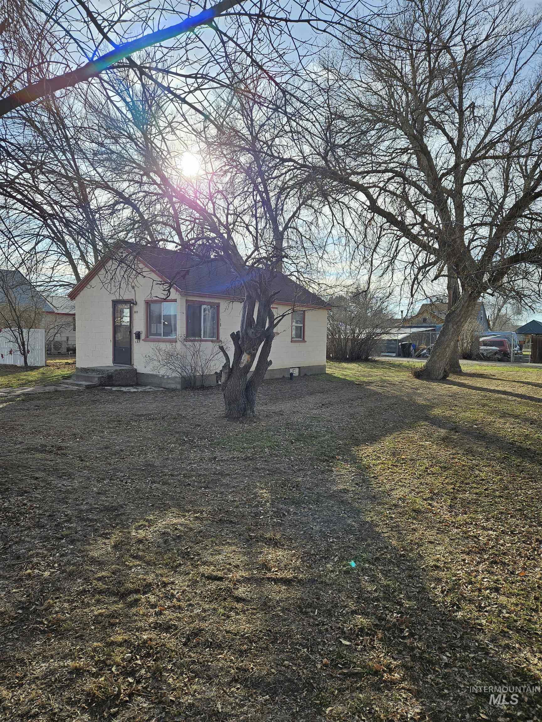 909 Oregon Street Gooding, ID 83330 - Photo 4 of 12