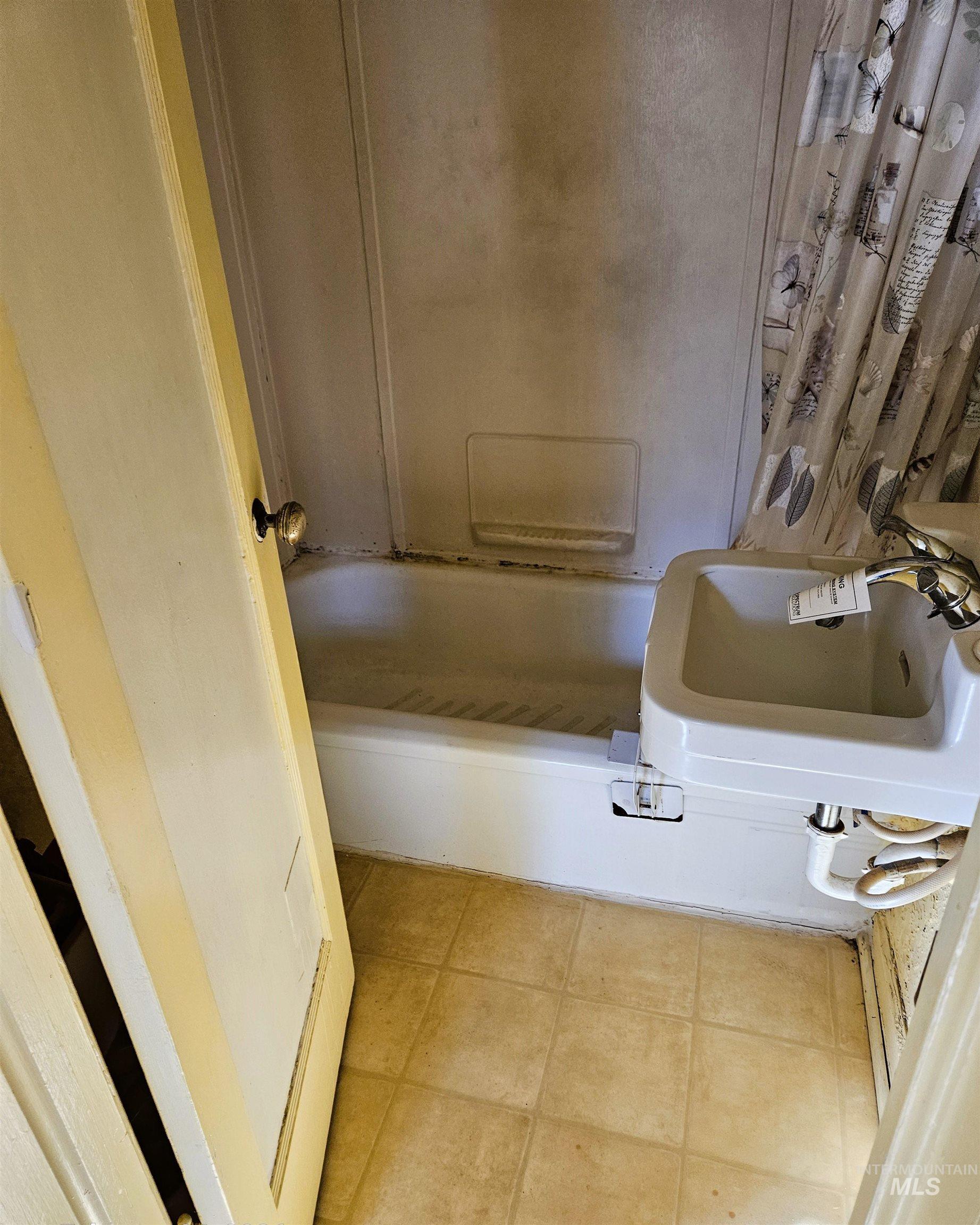 909 Oregon Street Gooding, ID 83330 - Photo 9 of 12