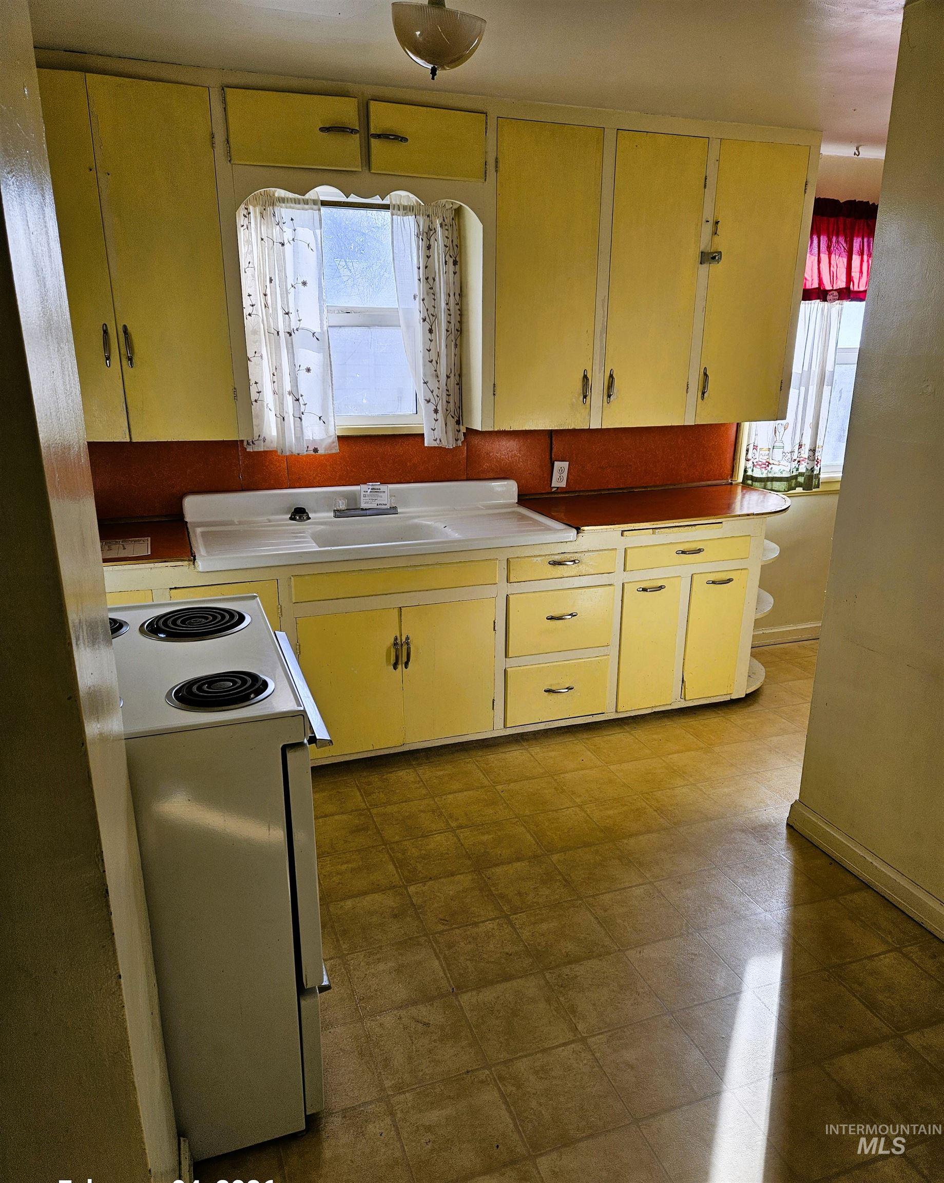 909 Oregon Street Gooding, ID 83330 - Photo 10 of 12