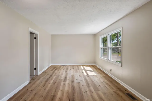 $214,900 | 556 Broad Avenue, Nappanee, IN 46550