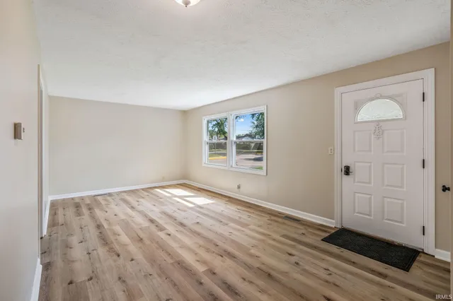 $214,900 | 556 Broad Avenue, Nappanee, IN 46550