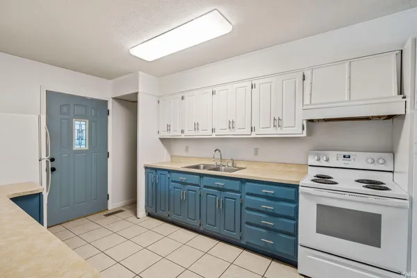 $214,900 | 556 Broad Avenue, Nappanee, IN 46550