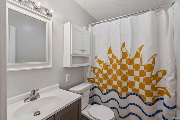 $214,900 | 556 Broad Avenue, Nappanee, IN 46550