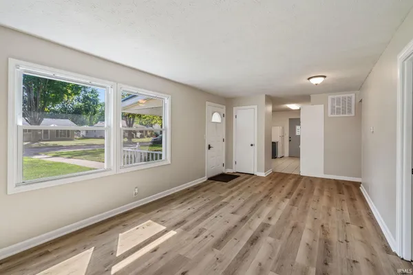 $214,900 | 556 Broad Avenue, Nappanee, IN 46550