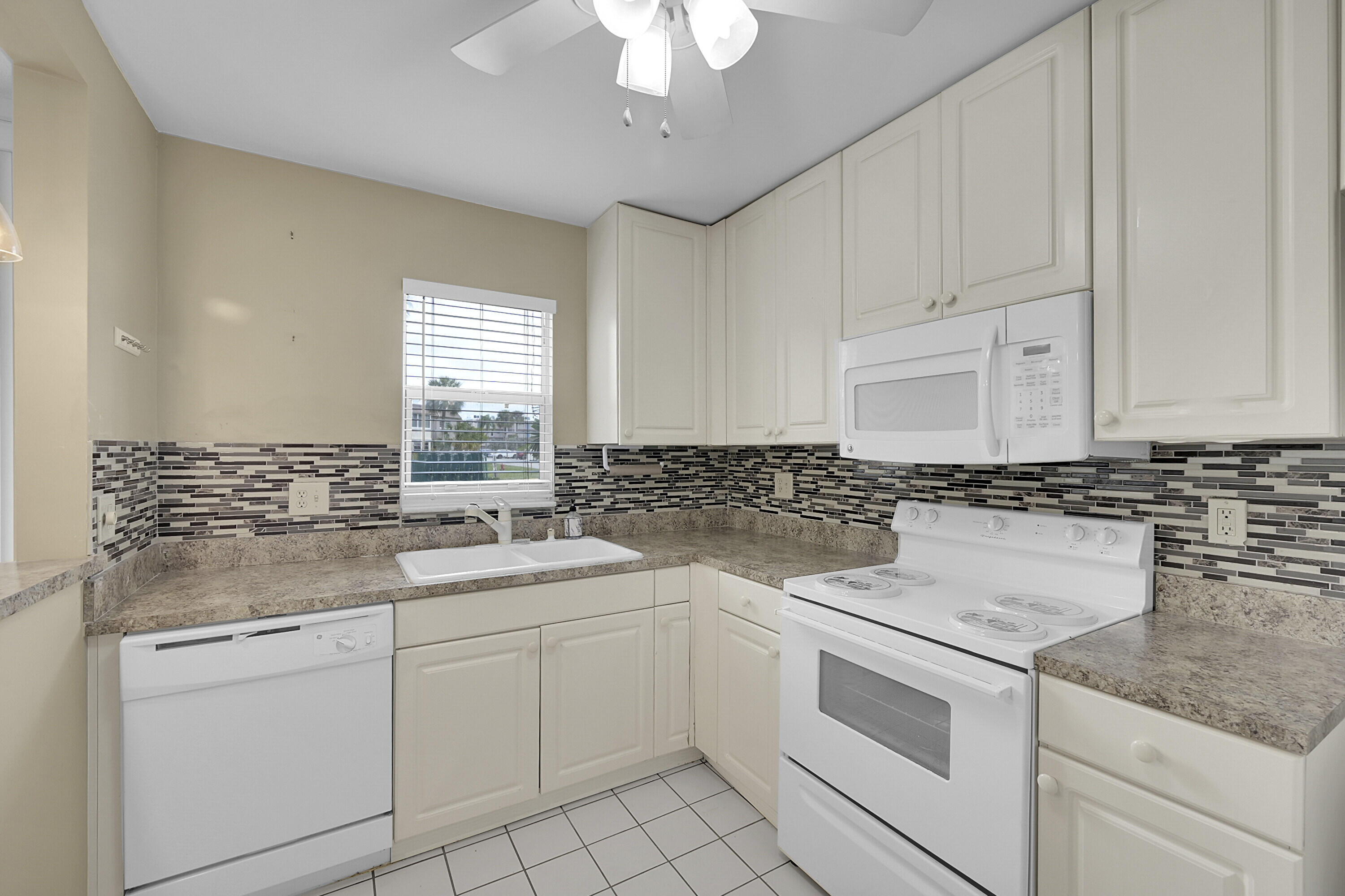506 Davis Road, Unit 69 Palm Springs, FL 33461 - Photo 7 of 14 LSV 7