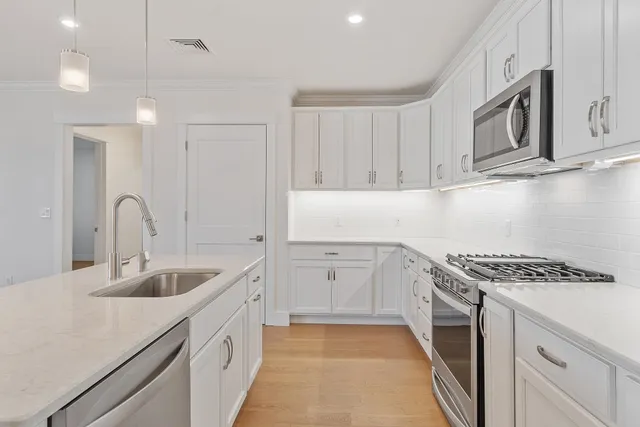 $699,900 | 3 Longview Drive, Unit 305, Atkinson, NH 03811