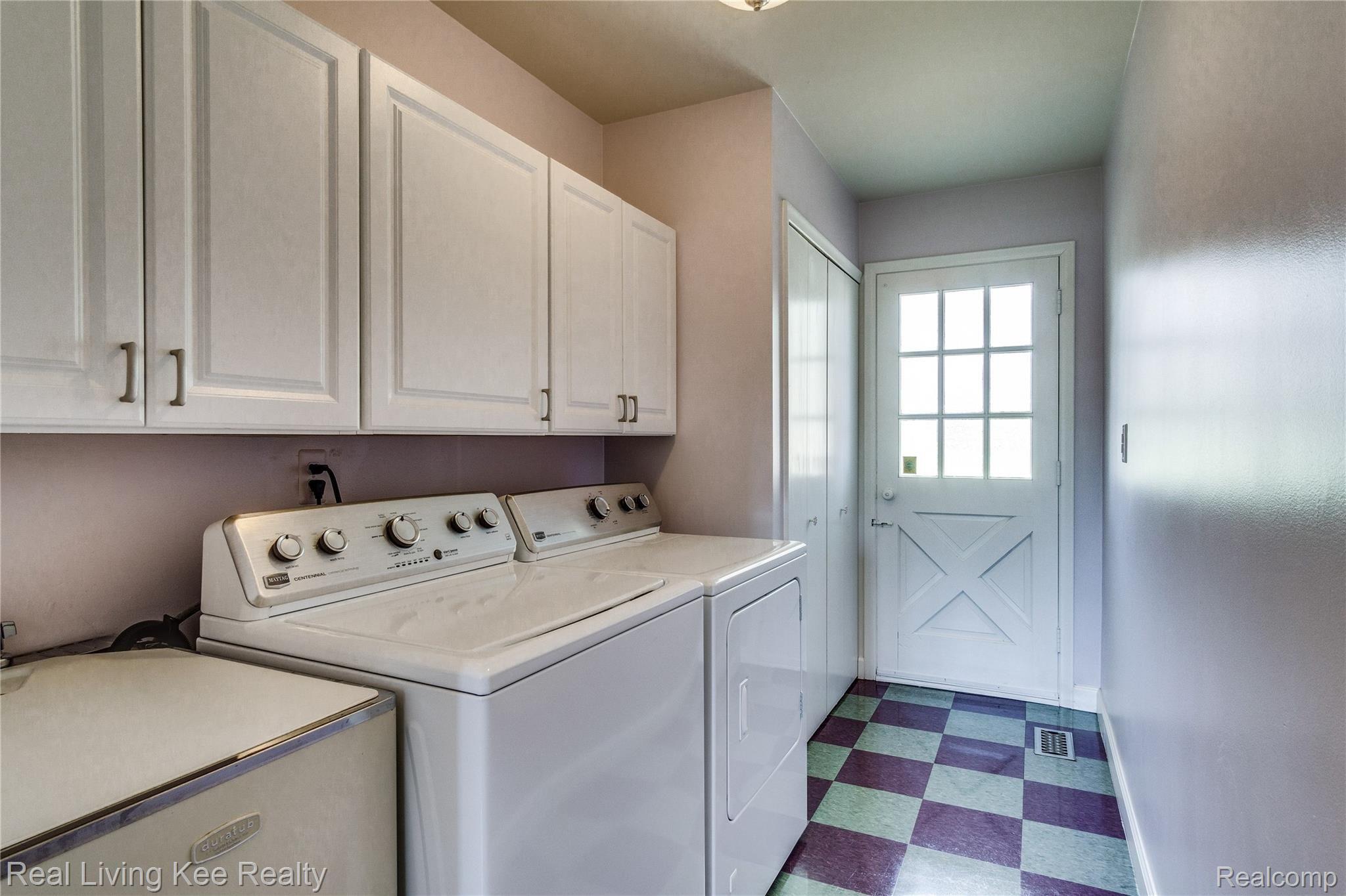 2055 Wayward Drive Rochester, MI 48309 - Photo 30 of 42 Interiors (21 of 37).jpg