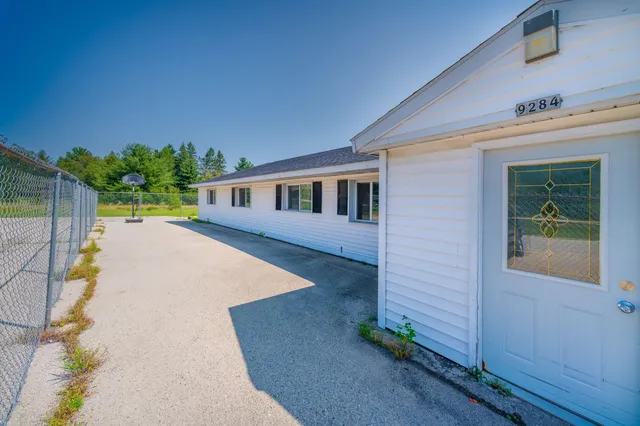 $250,000 | 9284 Highway 35, Gladstone, MI 49837