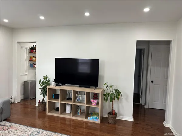 $4,000 | 15 Brook Drive, Valley Stream, NY 11581