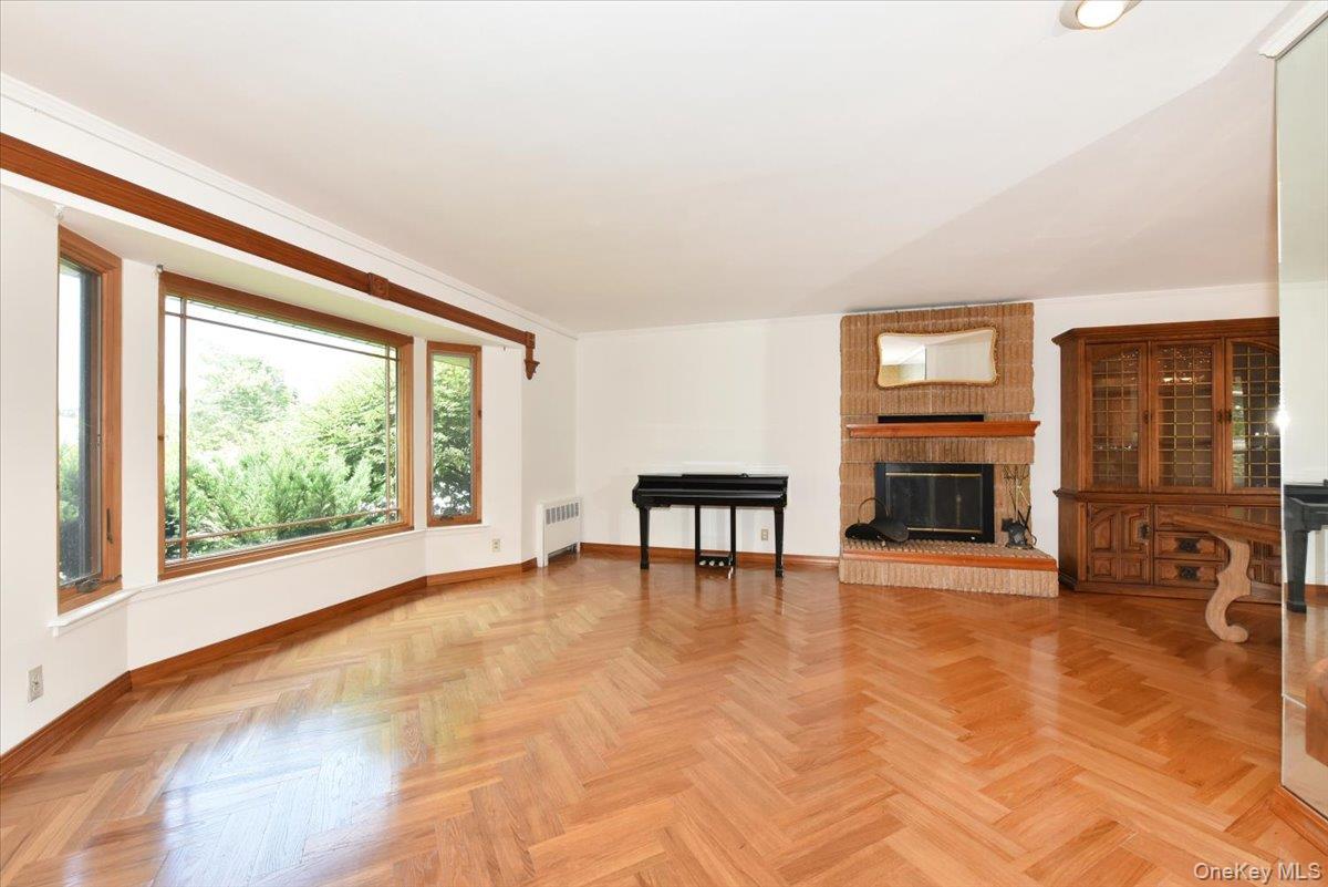 12 Leonard Road Syosset, NY 11791 - Photo 9 of 35 Gallery Image 9