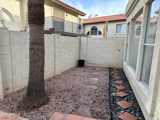 a view of a pathway along the building