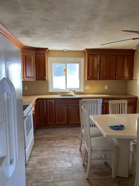 24 Juniper Drive Saugus, MA 01906 - Photo 4 of 13