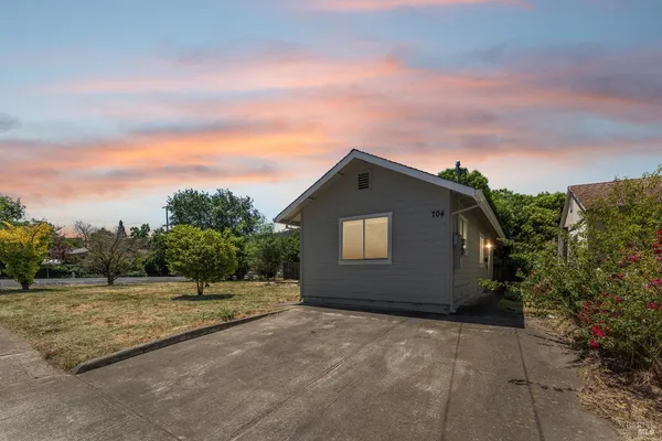 $375,000 | 402 Grove Avenue, Ukiah, CA 95482