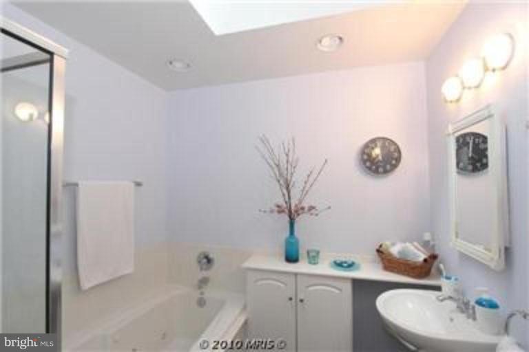 1500 Laurel Hill Road Vienna, VA 22182 - Photo 6 of 25 Bath #1
