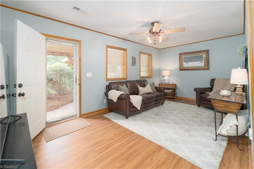 795 Morris Road Winston-Salem, NC 27101 - Photo 12 of 32 Living room
