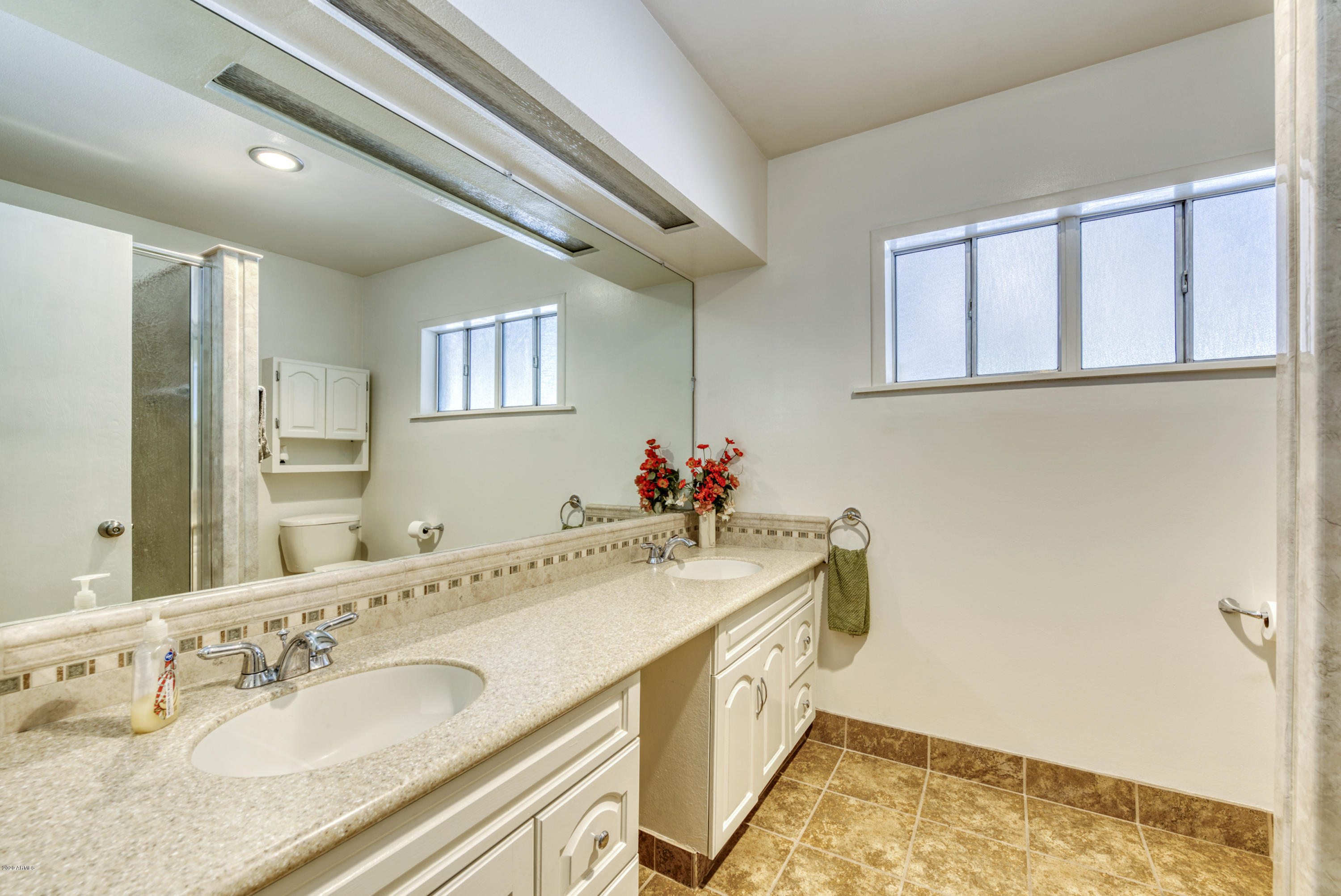 215 East Griswold Road Phoenix, AZ 85020 - Photo 18 of 31 Second Bathroom