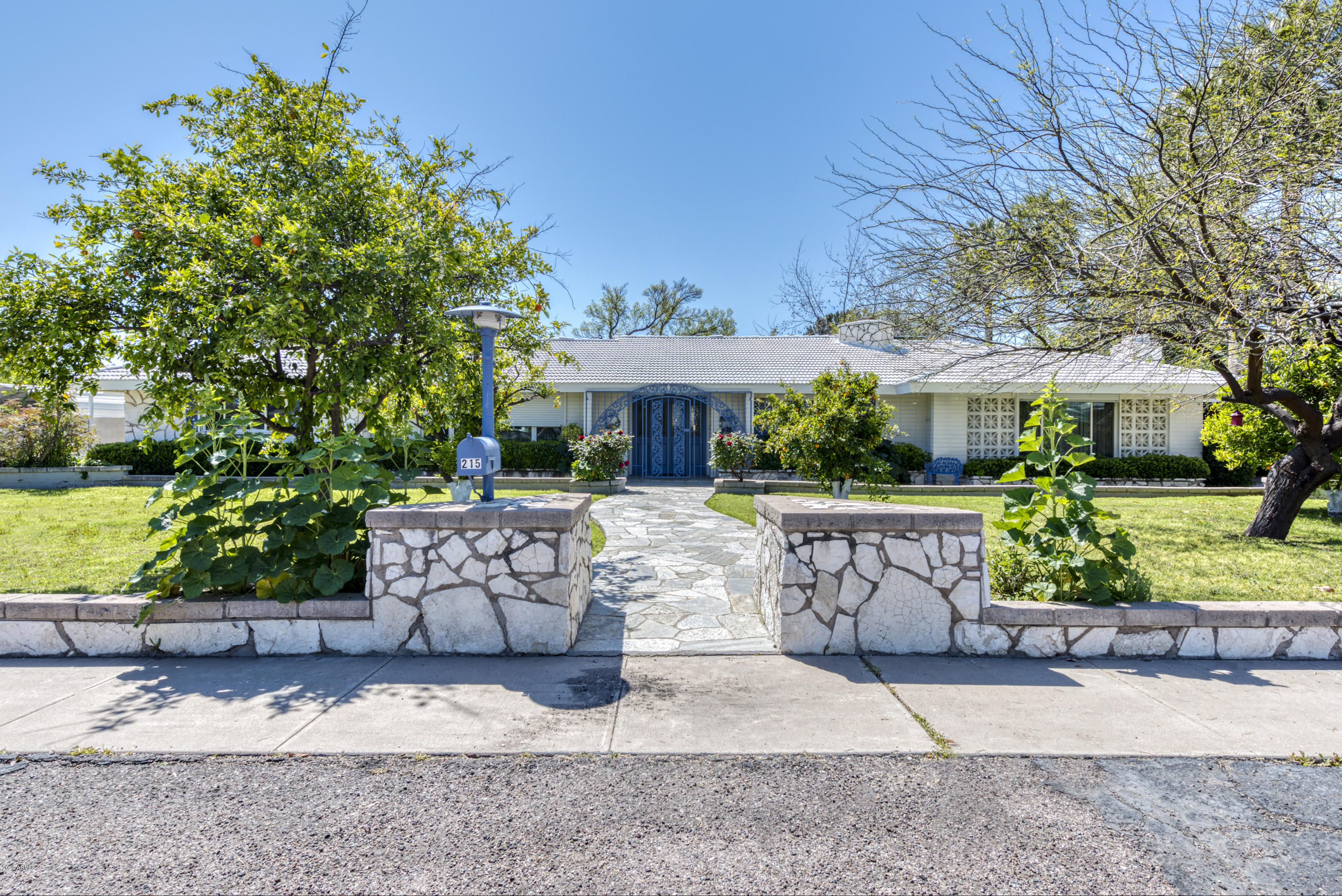 215 East Griswold Road Phoenix, AZ 85020 - Photo 2 of 31 Front View