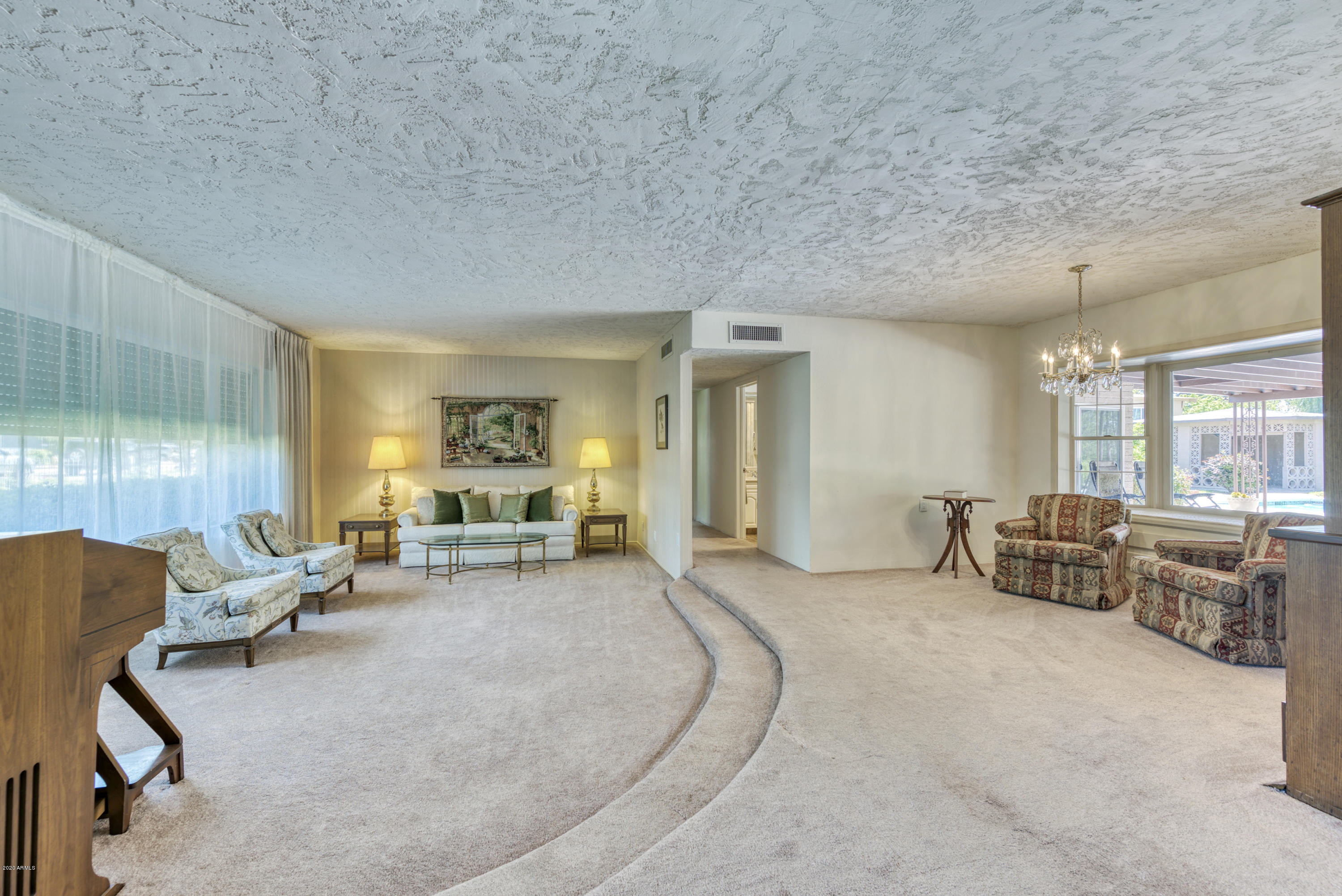 215 East Griswold Road Phoenix, AZ 85020 - Photo 6 of 31 Spacious Living Room