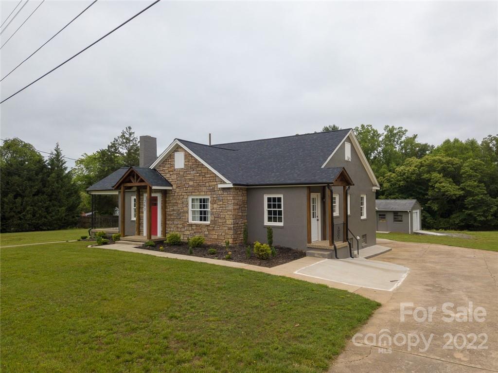 263 McCrary Place Lenoir, NC 28645 - Photo 2 of 40 a front view of house with yard and green space