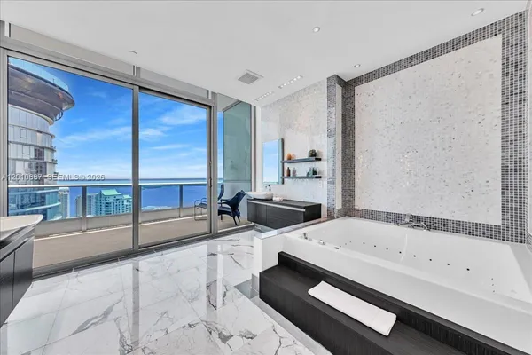 $29,000 | 200 Biscayne Blvd Way, Unit PH5401, Miami, FL 33131
