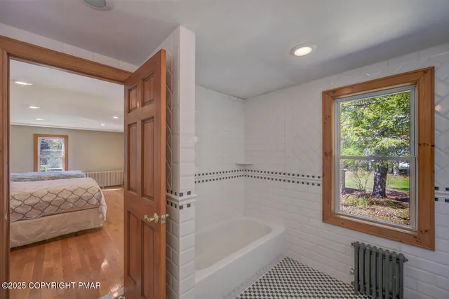 $1,279,000 | 1015 Highway 390, Greentown, PA 18426