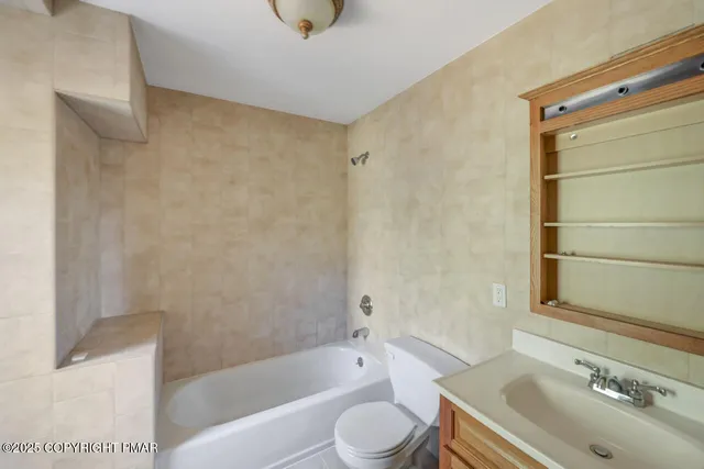 $1,279,000 | 1015 Highway 390, Greentown, PA 18426