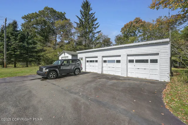 $1,279,000 | 1015 Highway 390, Greentown, PA 18426