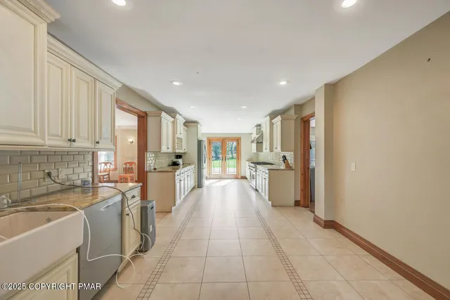 $1,279,000 | 1015 Highway 390, Greentown, PA 18426