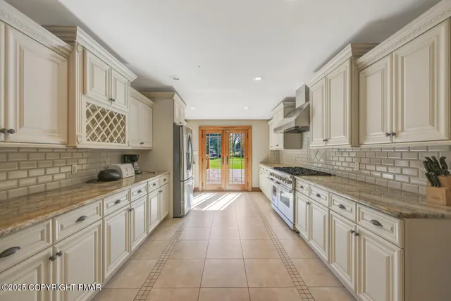 $1,279,000 | 1015 Highway 390, Greentown, PA 18426