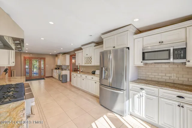 $1,279,000 | 1015 Highway 390, Greentown, PA 18426