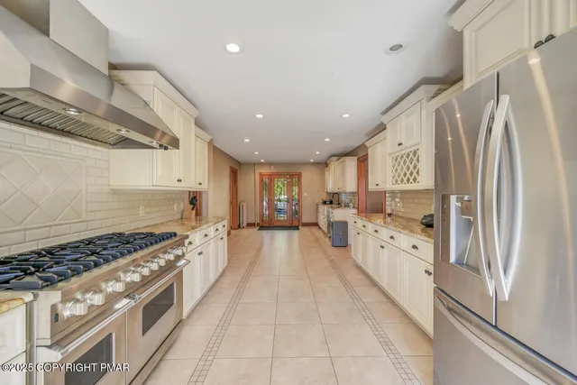 $1,279,000 | 1015 Highway 390, Greentown, PA 18426