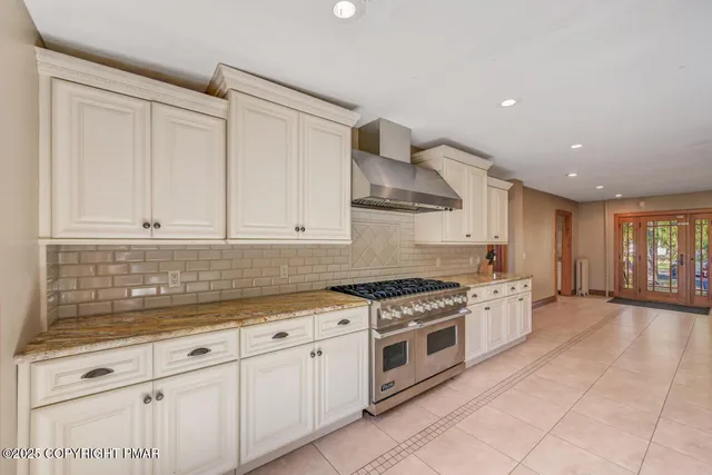 $1,279,000 | 1015 Highway 390, Greentown, PA 18426