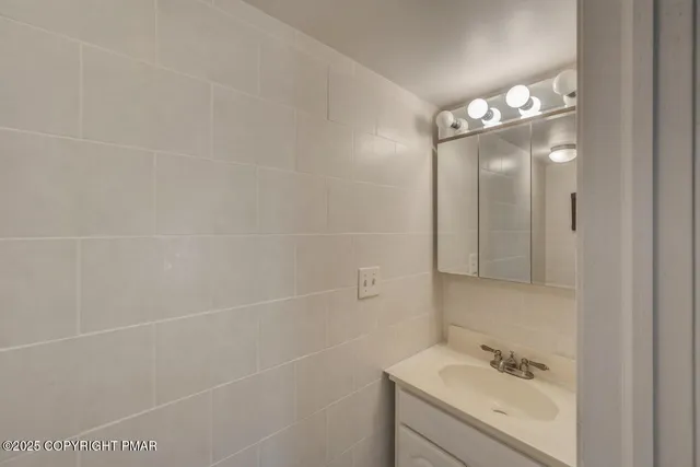 $1,279,000 | 1015 Highway 390, Greentown, PA 18426