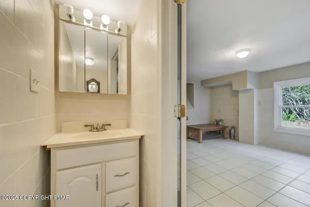 $1,279,000 | 1015 Highway 390, Greentown, PA 18426