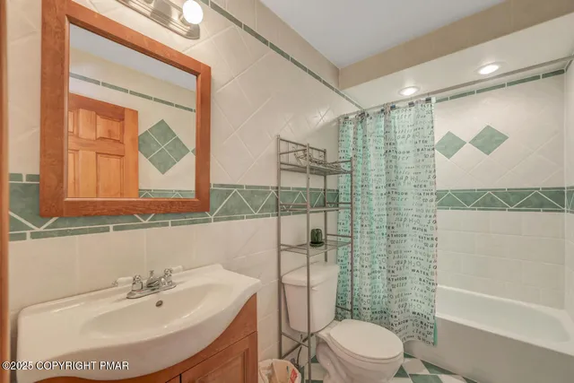 $1,279,000 | 1015 Highway 390, Greentown, PA 18426