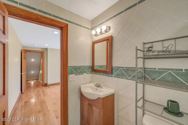 $1,279,000 | 1015 Highway 390, Greentown, PA 18426