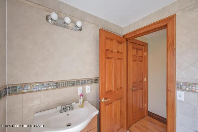 $1,279,000 | 1015 Highway 390, Greentown, PA 18426