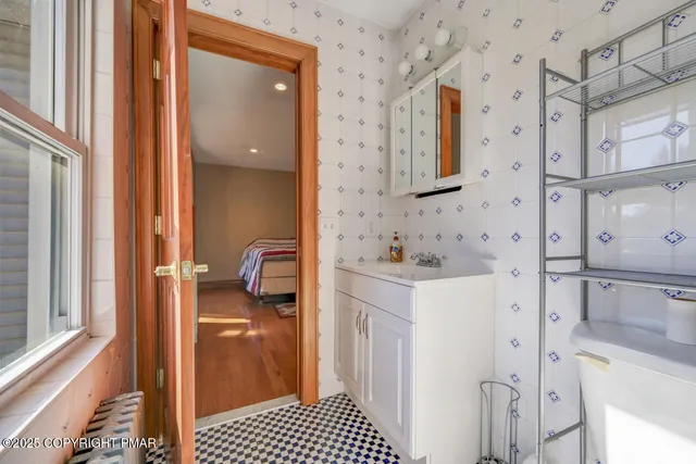 $1,279,000 | 1015 Highway 390, Greentown, PA 18426