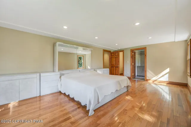 $1,279,000 | 1015 Highway 390, Greentown, PA 18426