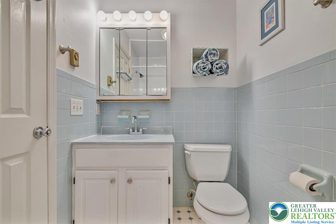 1210 Bluestone Drive Bethlehem, PA 18017 - Photo 34 of 84 a bathroom with a toilet a sink and mirror