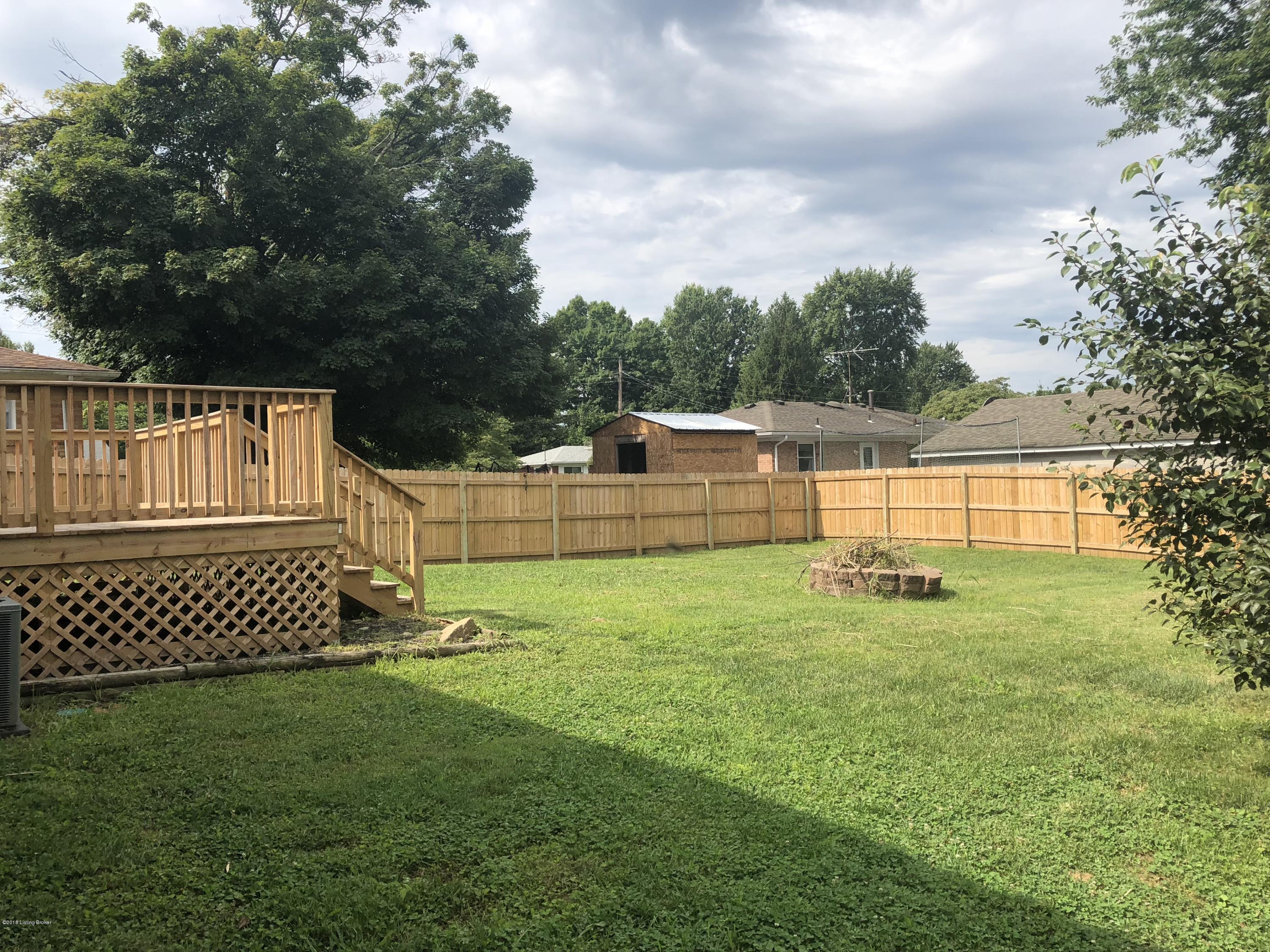 Large Privacy Fenced Back Yard!