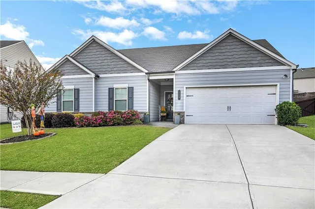 a view of backyard of the house